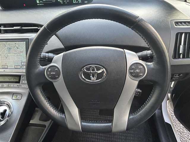 トヨタ プリウス G ツーリングセレクション 兵庫県 2013(平25)年 10.1万km ホワイトパールクリスタルシャイン (株)IDOMが運営する【じしゃロン神戸名谷店】の自社ローン専用車両になりますこちらは現金またはオートローンご利用時の価格です。自社ローンご希望の方は別途その旨お申付け下さい。/純正HDDナビ(FM/AM/CD/DVD/BT/フルセグ)/モデリスタエアロ/バックカメラ/パワーシート(D席)/ハーフレザーシート/LEDヘッドライト/フォグランプ/純正AW17インチ/電動格納ミラー/純正フロアマット/ETC/クルーズコントロール/トノカバー/プッシュスタート/スマートキー・スペアキー１本/ステアリングリモコン/ABS/取扱説明書・保証書