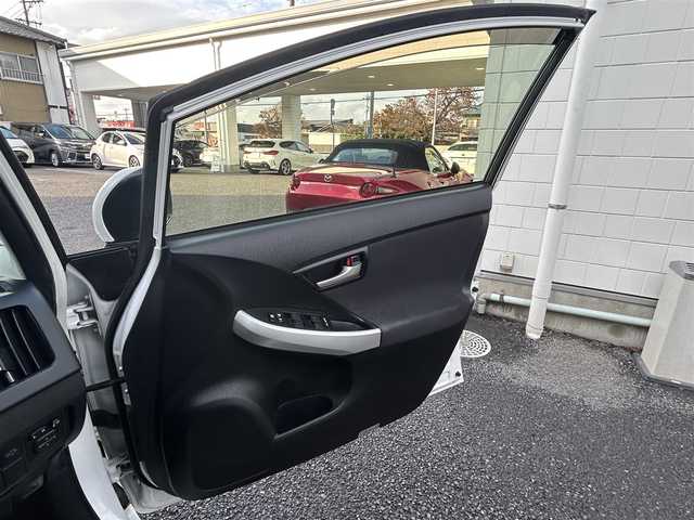 トヨタ プリウス G ツーリングセレクション 兵庫県 2013(平25)年 10.1万km ホワイトパールクリスタルシャイン (株)IDOMが運営する【じしゃロン神戸名谷店】の自社ローン専用車両になりますこちらは現金またはオートローンご利用時の価格です。自社ローンご希望の方は別途その旨お申付け下さい。/純正HDDナビ(FM/AM/CD/DVD/BT/フルセグ)/モデリスタエアロ/バックカメラ/パワーシート(D席)/ハーフレザーシート/LEDヘッドライト/フォグランプ/純正AW17インチ/電動格納ミラー/純正フロアマット/ETC/クルーズコントロール/トノカバー/プッシュスタート/スマートキー・スペアキー１本/ステアリングリモコン/ABS/取扱説明書・保証書