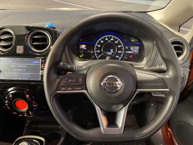 日産 ノート e－パワー X 愛知県 2017(平29)年 2.5万km プレミアムコロナオレンジ 純正ナビ　SDカードなし/全方位カメラ/コーナーセンサー/純正アルミホイール/ＥＴＣ/インテリジェントミラー/レーンキープアシスト/ドライブレコーダー/衝突軽減システム/フルセグ/CD DVD/Bluetooth/ステアリングスイッチ/スマートキー/プッシュスタート