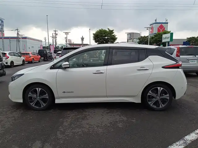 日産 リーフ G 福井県 2018(平30)年 9.7万km ブリリアントホワイトパール 衝突被害軽減システム/SDナビ/・（フルセグTV/CD/DVD/Bluetooth）/アラウンドビューモニター/デジタルインナーミラー/プロパイロット/ビルトインETC/オートLEDライト/電動格納ウィンカーミラー/純正17インチAW/純正フロアマット/スマートキー