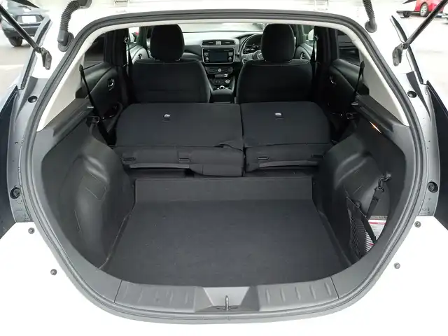 日産 リーフ G 福井県 2018(平30)年 9.7万km ブリリアントホワイトパール 衝突被害軽減システム/SDナビ/・（フルセグTV/CD/DVD/Bluetooth）/アラウンドビューモニター/デジタルインナーミラー/プロパイロット/ビルトインETC/オートLEDライト/電動格納ウィンカーミラー/純正17インチAW/純正フロアマット/スマートキー
