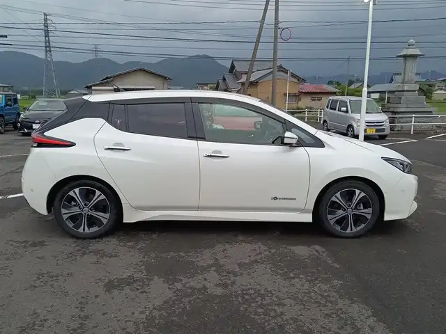 日産 リーフ G 福井県 2018(平30)年 9.7万km ブリリアントホワイトパール 衝突被害軽減システム/SDナビ/・（フルセグTV/CD/DVD/Bluetooth）/アラウンドビューモニター/デジタルインナーミラー/プロパイロット/ビルトインETC/オートLEDライト/電動格納ウィンカーミラー/純正17インチAW/純正フロアマット/スマートキー