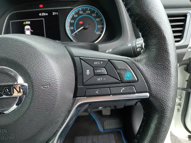 日産 リーフ G 福井県 2018(平30)年 9.7万km ブリリアントホワイトパール 衝突被害軽減システム/SDナビ/・（フルセグTV/CD/DVD/Bluetooth）/アラウンドビューモニター/デジタルインナーミラー/プロパイロット/ビルトインETC/オートLEDライト/電動格納ウィンカーミラー/純正17インチAW/純正フロアマット/スマートキー
