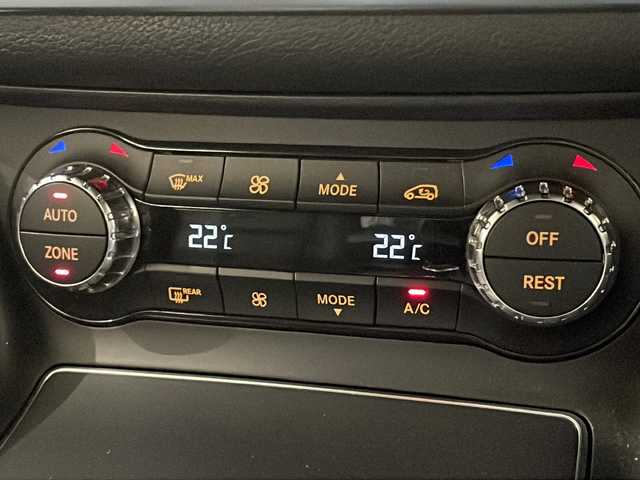 メルセデス・ベンツ ＧＬＡ２２０ 4マチック 新潟県 2018(平30)年 3.7万km コスモスブラック レーダーセーフティパッケージ/-ブラインドスポットアシスト/-アクティブディスタンスアシストディストロニック /-レーンキーピングアシスト/-PRE SAFE/純正HDDナビ/(CD/DVD/Bluetooth/USB/フルセグTV)/バックカメラ/ETC/ドライブレコーダー/レザーシート/シートヒーター/パドルシフト/純正18インチアルミホイール/LEDヘッドライト/パークトロニック/キーレスゴー/ダウンヒルアシスト /アイドリングストップ