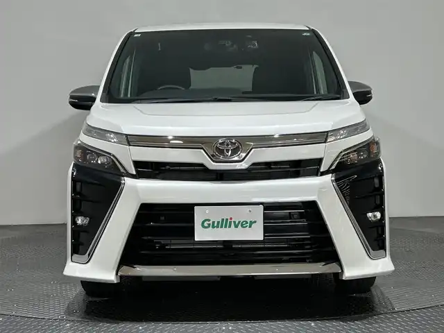 トヨタ ヴォクシー ZS 煌Ⅱ 愛媛県 2020(令2)年 1.1万km ホワイトパールクリスタルシャイン ・９型ナビ（フルセグＴＶ・ＢＴ・ＣＤ・ＤＶＤ・ＦＭ・ＡＭ・ＳＤ）/・バックカメラ　/・ＥＴＣ　/・前後ドラレコ　/・１２．１型後席モニター　/・クルーズコントロール　/・両側電動ドア　/・レーンキープアシスト　/・衝突軽減ブレーキ/・オートマチックハイビーム/・テレビキャンセラー/・スペアキー