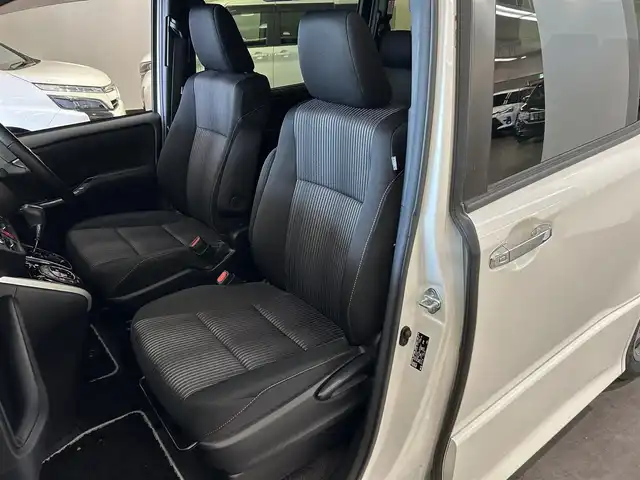 トヨタ ヴォクシー ZS 煌Ⅱ 愛媛県 2020(令2)年 1.1万km ホワイトパールクリスタルシャイン ・９型ナビ（フルセグＴＶ・ＢＴ・ＣＤ・ＤＶＤ・ＦＭ・ＡＭ・ＳＤ）/・バックカメラ　/・ＥＴＣ　/・前後ドラレコ　/・１２．１型後席モニター　/・クルーズコントロール　/・両側電動ドア　/・レーンキープアシスト　/・衝突軽減ブレーキ/・オートマチックハイビーム/・テレビキャンセラー/・スペアキー