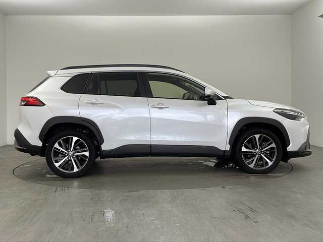 トヨタ カローラ クロス Z 兵庫県 2023(令5)年 2万km プラチナホワイトパールマイカ トヨタセーフティセンス/・プリクラッシュセーフティ/・レーントレーシングアシスト/・オートマチックハイビーム/・ロードサインアシスト/ブラインドスポットモニター/純正8インチディスプレイオーディオ/・バックカメラ/・パノラミックビューモニター/パノラマルーフ/パーキングブレーキサポート/レーダークルーズコントロール/クリアランスソナー/オートマチックハイビーム/ハーフレザー/シートヒーター/パワーシート/パワーバックドア/純正18インチアルミホイール/LEDヘッドライト/新車保証書/取扱説明書