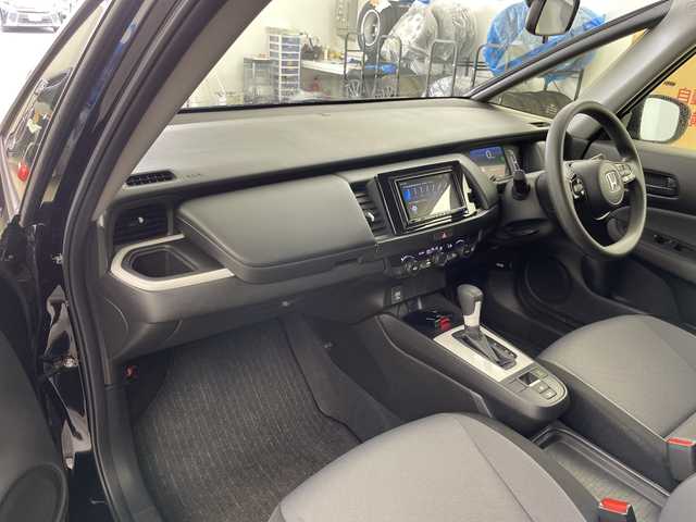 ホンダ フィット 道央・札幌 2023(令5)年 5.5万km クリスタルブラックパール ・4WD/Honda SENSING/・衝突軽減ブレーキ（CMBS）/・先行車発進お知らせ機能/・アダプティブクルーズコントロール/・車線維持支援システム（LKAS）/・ブラインドスポットインフォメーション/・社外ナビ/・Bluetooth/バックカメラ/・コンフォートパッケージ/・オートホールド/・ETC/・ビークルスタビリティアシスト/・オートライト/LEDライト/・横滑り防止