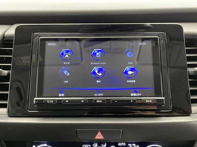 ホンダ フィット e:HEVベーシック 長野県 2023(令5)年 5.5万km クリスタルブラックパール 4WD/社外ナビ（FM/AM/Bluetooth/DISC/USB）/ホンダセンシング/・路外逸脱抑制機能/・踏み間違い衝突軽減システム/・パーキングセンサー警報/・衝突軽減ブレーキ/・先行車発進お知らせ機能/・標識認識機能/・パーキングセンサー/プッシュスタート/アイドリングストップ/スマートキー/AACエアコン/追従機能付きクルコン/ABS/横滑り防止装置/オートハイビーム/LEDヘッドライト/フロントガラス熱線/ドアミラーヒーター/電子パーキングブレーキ/オートブレーキホールド/ヘッドライトレベライザー/純正フロアマット/純正ホイールキャップ付きスチールホイール/保証書/取扱説明書