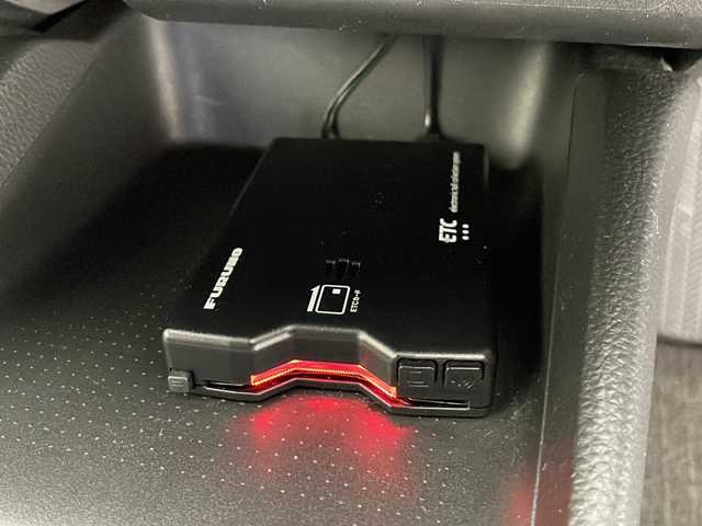 ホンダ フィット e:HEVベーシック 長野県 2023(令5)年 5.5万km クリスタルブラックパール 4WD/社外ナビ（FM/AM/Bluetooth/DISC/USB）/ホンダセンシング/・路外逸脱抑制機能/・踏み間違い衝突軽減システム/・パーキングセンサー警報/・衝突軽減ブレーキ/・先行車発進お知らせ機能/・標識認識機能/・パーキングセンサー/プッシュスタート/アイドリングストップ/スマートキー/AACエアコン/追従機能付きクルコン/ABS/横滑り防止装置/オートハイビーム/LEDヘッドライト/フロントガラス熱線/ドアミラーヒーター/電子パーキングブレーキ/オートブレーキホールド/ヘッドライトレベライザー/純正フロアマット/純正ホイールキャップ付きスチールホイール/保証書/取扱説明書