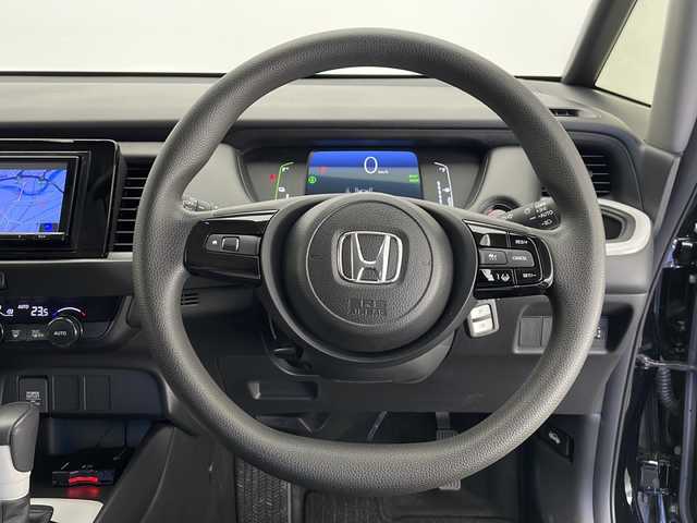 ホンダ フィット e:HEVベーシック 長野県 2023(令5)年 5.5万km クリスタルブラックパール 4WD/社外ナビ（FM/AM/Bluetooth/DISC/USB）/ホンダセンシング/・路外逸脱抑制機能/・踏み間違い衝突軽減システム/・パーキングセンサー警報/・衝突軽減ブレーキ/・先行車発進お知らせ機能/・標識認識機能/・パーキングセンサー/プッシュスタート/アイドリングストップ/スマートキー/AACエアコン/追従機能付きクルコン/ABS/横滑り防止装置/オートハイビーム/LEDヘッドライト/フロントガラス熱線/ドアミラーヒーター/電子パーキングブレーキ/オートブレーキホールド/ヘッドライトレベライザー/純正フロアマット/純正ホイールキャップ付きスチールホイール/保証書/取扱説明書