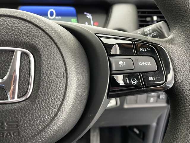 ホンダ フィット e:HEVベーシック 長野県 2023(令5)年 5.5万km クリスタルブラックパール 4WD/社外ナビ（FM/AM/Bluetooth/DISC/USB）/ホンダセンシング/・路外逸脱抑制機能/・踏み間違い衝突軽減システム/・パーキングセンサー警報/・衝突軽減ブレーキ/・先行車発進お知らせ機能/・標識認識機能/・パーキングセンサー/プッシュスタート/アイドリングストップ/スマートキー/AACエアコン/追従機能付きクルコン/ABS/横滑り防止装置/オートハイビーム/LEDヘッドライト/フロントガラス熱線/ドアミラーヒーター/電子パーキングブレーキ/オートブレーキホールド/ヘッドライトレベライザー/純正フロアマット/純正ホイールキャップ付きスチールホイール/保証書/取扱説明書