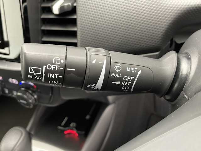 ホンダ フィット e:HEVベーシック 長野県 2023(令5)年 5.5万km クリスタルブラックパール 4WD/社外ナビ（FM/AM/Bluetooth/DISC/USB）/ホンダセンシング/・路外逸脱抑制機能/・踏み間違い衝突軽減システム/・パーキングセンサー警報/・衝突軽減ブレーキ/・先行車発進お知らせ機能/・標識認識機能/・パーキングセンサー/プッシュスタート/アイドリングストップ/スマートキー/AACエアコン/追従機能付きクルコン/ABS/横滑り防止装置/オートハイビーム/LEDヘッドライト/フロントガラス熱線/ドアミラーヒーター/電子パーキングブレーキ/オートブレーキホールド/ヘッドライトレベライザー/純正フロアマット/純正ホイールキャップ付きスチールホイール/保証書/取扱説明書