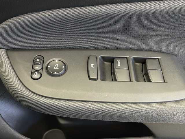 ホンダ フィット e:HEVベーシック 長野県 2023(令5)年 5.5万km クリスタルブラックパール 4WD/社外ナビ（FM/AM/Bluetooth/DISC/USB）/ホンダセンシング/・路外逸脱抑制機能/・踏み間違い衝突軽減システム/・パーキングセンサー警報/・衝突軽減ブレーキ/・先行車発進お知らせ機能/・標識認識機能/・パーキングセンサー/プッシュスタート/アイドリングストップ/スマートキー/AACエアコン/追従機能付きクルコン/ABS/横滑り防止装置/オートハイビーム/LEDヘッドライト/フロントガラス熱線/ドアミラーヒーター/電子パーキングブレーキ/オートブレーキホールド/ヘッドライトレベライザー/純正フロアマット/純正ホイールキャップ付きスチールホイール/保証書/取扱説明書