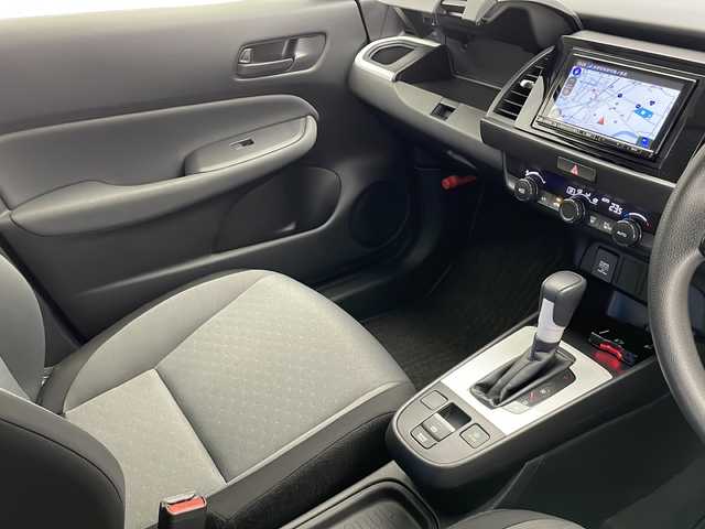 ホンダ フィット e:HEVベーシック 長野県 2023(令5)年 5.5万km クリスタルブラックパール 4WD/社外ナビ（FM/AM/Bluetooth/DISC/USB）/ホンダセンシング/・路外逸脱抑制機能/・踏み間違い衝突軽減システム/・パーキングセンサー警報/・衝突軽減ブレーキ/・先行車発進お知らせ機能/・標識認識機能/・パーキングセンサー/プッシュスタート/アイドリングストップ/スマートキー/AACエアコン/追従機能付きクルコン/ABS/横滑り防止装置/オートハイビーム/LEDヘッドライト/フロントガラス熱線/ドアミラーヒーター/電子パーキングブレーキ/オートブレーキホールド/ヘッドライトレベライザー/純正フロアマット/純正ホイールキャップ付きスチールホイール/保証書/取扱説明書