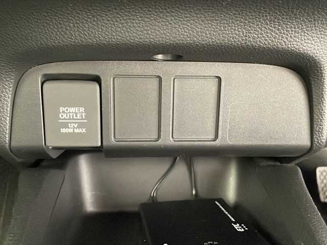 ホンダ フィット e:HEVベーシック 長野県 2023(令5)年 5.5万km クリスタルブラックパール 4WD/社外ナビ（FM/AM/Bluetooth/DISC/USB）/ホンダセンシング/・路外逸脱抑制機能/・踏み間違い衝突軽減システム/・パーキングセンサー警報/・衝突軽減ブレーキ/・先行車発進お知らせ機能/・標識認識機能/・パーキングセンサー/プッシュスタート/アイドリングストップ/スマートキー/AACエアコン/追従機能付きクルコン/ABS/横滑り防止装置/オートハイビーム/LEDヘッドライト/フロントガラス熱線/ドアミラーヒーター/電子パーキングブレーキ/オートブレーキホールド/ヘッドライトレベライザー/純正フロアマット/純正ホイールキャップ付きスチールホイール/保証書/取扱説明書