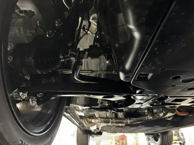 ホンダ ヴェゼル ハイブリッド e:HEV Z 三重県 2025(令7)年 0.1千km クリスタルブラックパール ハイブリッド/FF/MTモード付フロアCVT/純正 9インチナビ/（FM/AM/USB/Bluetooth/CarPlay/AndroidAuto/TV）/バックカメラ/ビルトイン ETC2.0/Honda SENSING/・衝突軽減ブレーキ（CMBS）/・先行車発進お知らせ機能/・路外逸脱抑制機能/・標識認識機能/・渋滞追従機能付アダプティブクルーズコントロール（ACC）/・車線維持支援システム（LKAS）/・トラフィックジャムアシスト（渋滞運転支援機能）/・ブラインドスポットインフォメーション/・誤発進抑制機能/・後方誤発進抑制機能/・近距離衝突軽減ブレーキ/・パーキングセンサーシステム/・【OP】後退出庫サポート/・アダプティブドライビングビーム/・ヒルディセントコントロール/装備/・ハンズフリーアクセスパワーテールゲート/・ハーフレザーシート/・シートヒーター（D/N）/・ステアリングヒーター/・オートライトシステム/・LEDヘッドライト/・LEDフロントフォグランプ/・左右独立オートエアコン/・自動防眩ルームミラー/・【OP】ワイヤレス充電器/・プッシュスタート/・純正18inAW/・保/取/・スマートキーx2/など