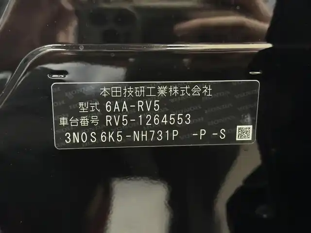 ホンダ ヴェゼル ハイブリッド e:HEV Z 三重県 2025(令7)年 0.1千km クリスタルブラックパール ハイブリッド/FF/MTモード付フロアCVT/純正 9インチナビ/（FM/AM/USB/Bluetooth/CarPlay/AndroidAuto/TV）/バックカメラ/ビルトイン ETC2.0/Honda SENSING/・衝突軽減ブレーキ（CMBS）/・先行車発進お知らせ機能/・路外逸脱抑制機能/・標識認識機能/・渋滞追従機能付アダプティブクルーズコントロール（ACC）/・車線維持支援システム（LKAS）/・トラフィックジャムアシスト（渋滞運転支援機能）/・ブラインドスポットインフォメーション/・誤発進抑制機能/・後方誤発進抑制機能/・近距離衝突軽減ブレーキ/・パーキングセンサーシステム/・【OP】後退出庫サポート/・アダプティブドライビングビーム/・ヒルディセントコントロール/装備/・ハンズフリーアクセスパワーテールゲート/・ハーフレザーシート/・シートヒーター（D/N）/・ステアリングヒーター/・オートライトシステム/・LEDヘッドライト/・LEDフロントフォグランプ/・左右独立オートエアコン/・自動防眩ルームミラー/・【OP】ワイヤレス充電器/・プッシュスタート/・純正18inAW/・保/取/・スマートキーx2/など