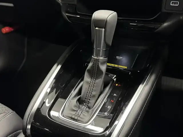 ホンダ ヴェゼル ハイブリッド e:HEV Z 三重県 2025(令7)年 0.1千km クリスタルブラックパール ハイブリッド/FF/MTモード付フロアCVT/純正 9インチナビ/（FM/AM/USB/Bluetooth/CarPlay/AndroidAuto/TV）/バックカメラ/ビルトイン ETC2.0/Honda SENSING/・衝突軽減ブレーキ（CMBS）/・先行車発進お知らせ機能/・路外逸脱抑制機能/・標識認識機能/・渋滞追従機能付アダプティブクルーズコントロール（ACC）/・車線維持支援システム（LKAS）/・トラフィックジャムアシスト（渋滞運転支援機能）/・ブラインドスポットインフォメーション/・誤発進抑制機能/・後方誤発進抑制機能/・近距離衝突軽減ブレーキ/・パーキングセンサーシステム/・【OP】後退出庫サポート/・アダプティブドライビングビーム/・ヒルディセントコントロール/装備/・ハンズフリーアクセスパワーテールゲート/・ハーフレザーシート/・シートヒーター（D/N）/・ステアリングヒーター/・オートライトシステム/・LEDヘッドライト/・LEDフロントフォグランプ/・左右独立オートエアコン/・自動防眩ルームミラー/・【OP】ワイヤレス充電器/・プッシュスタート/・純正18inAW/・保/取/・スマートキーx2/など