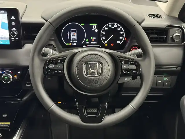 ホンダ ヴェゼル ハイブリッド e:HEV Z 三重県 2025(令7)年 0.1千km クリスタルブラックパール ハイブリッド/FF/MTモード付フロアCVT/純正 9インチナビ/（FM/AM/USB/Bluetooth/CarPlay/AndroidAuto/TV）/バックカメラ/ビルトイン ETC2.0/Honda SENSING/・衝突軽減ブレーキ（CMBS）/・先行車発進お知らせ機能/・路外逸脱抑制機能/・標識認識機能/・渋滞追従機能付アダプティブクルーズコントロール（ACC）/・車線維持支援システム（LKAS）/・トラフィックジャムアシスト（渋滞運転支援機能）/・ブラインドスポットインフォメーション/・誤発進抑制機能/・後方誤発進抑制機能/・近距離衝突軽減ブレーキ/・パーキングセンサーシステム/・【OP】後退出庫サポート/・アダプティブドライビングビーム/・ヒルディセントコントロール/装備/・ハンズフリーアクセスパワーテールゲート/・ハーフレザーシート/・シートヒーター（D/N）/・ステアリングヒーター/・オートライトシステム/・LEDヘッドライト/・LEDフロントフォグランプ/・左右独立オートエアコン/・自動防眩ルームミラー/・【OP】ワイヤレス充電器/・プッシュスタート/・純正18inAW/・保/取/・スマートキーx2/など