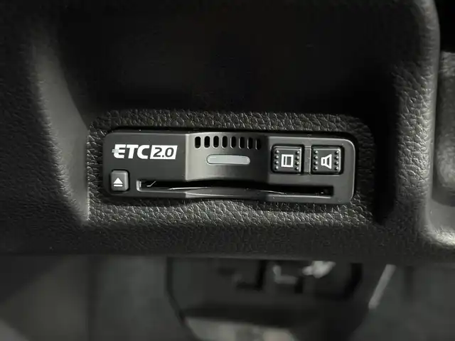 ホンダ ヴェゼル ハイブリッド e:HEV Z 三重県 2025(令7)年 0.1千km クリスタルブラックパール ハイブリッド/FF/MTモード付フロアCVT/純正 9インチナビ/（FM/AM/USB/Bluetooth/CarPlay/AndroidAuto/TV）/バックカメラ/ビルトイン ETC2.0/Honda SENSING/・衝突軽減ブレーキ（CMBS）/・先行車発進お知らせ機能/・路外逸脱抑制機能/・標識認識機能/・渋滞追従機能付アダプティブクルーズコントロール（ACC）/・車線維持支援システム（LKAS）/・トラフィックジャムアシスト（渋滞運転支援機能）/・ブラインドスポットインフォメーション/・誤発進抑制機能/・後方誤発進抑制機能/・近距離衝突軽減ブレーキ/・パーキングセンサーシステム/・【OP】後退出庫サポート/・アダプティブドライビングビーム/・ヒルディセントコントロール/装備/・ハンズフリーアクセスパワーテールゲート/・ハーフレザーシート/・シートヒーター（D/N）/・ステアリングヒーター/・オートライトシステム/・LEDヘッドライト/・LEDフロントフォグランプ/・左右独立オートエアコン/・自動防眩ルームミラー/・【OP】ワイヤレス充電器/・プッシュスタート/・純正18inAW/・保/取/・スマートキーx2/など
