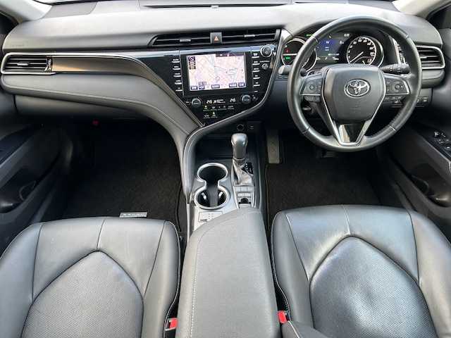 トヨタ カムリ WSレザーパッケージ 静岡県 2019(令1)年 2.6万km プラチナホワイトパールマイカ TRDフルエアロ/純正ディスプレイオーディオナビ/Bluetooth接続/フルセグTV/パドルシフト/バックカメラ/前方ドライブレコーダー/ビルトインETC/純正フロアマット/純正アルミホイール18インチ/前後コーナーセンサー/オートライト/オートマチックハイビーム/LEDヘッドライト/前席パワーシート/前席シートヒーター/レーダークルーズコントロール/ブラインドスポットモニター/横滑り防止装置/レーンキープアシスト/保証書/取扱説明書
