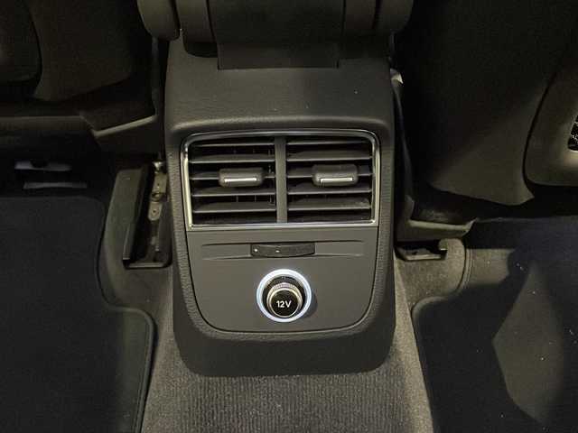 アウディ Ｓ３ スポーツバック 新潟県 2019(令1)年 3.6万km グレイシアホワイトメタリック オプション/マトリクスLEDヘッドライト/　フロントダイナミックターンインディケーター/カラードブレーキキャリパーレッド/アシスタンスパッケージ/-サイドアシスト/-アクティブレーンアシスト/-トラフィックジャムアシスト/-リヤクロストラフィックアシスト/-プレセンスベーシック/-ハイビームアシスト/主要装備/純正MMIナビ/(CD/DVD/Bluetooth.USB/フルセグTV)/バックカメラ/ETC2.0/アダプティブクルーズコントロール/ハーフレザーシート/パワーシート/シートヒーター/パドルシフト/純正18インチアルミホイール/コーナーセンサー
