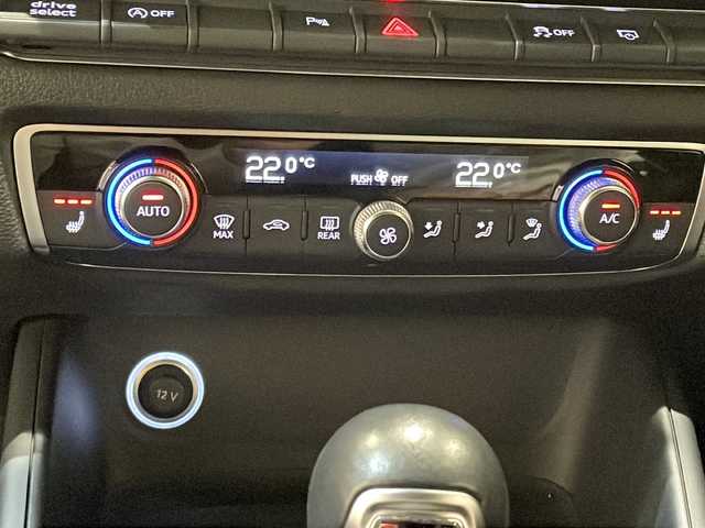 アウディ Ｓ３ スポーツバック 新潟県 2019(令1)年 3.6万km グレイシアホワイトメタリック オプション/マトリクスLEDヘッドライト/　フロントダイナミックターンインディケーター/カラードブレーキキャリパーレッド/アシスタンスパッケージ/-サイドアシスト/-アクティブレーンアシスト/-トラフィックジャムアシスト/-リヤクロストラフィックアシスト/-プレセンスベーシック/-ハイビームアシスト/主要装備/純正MMIナビ/(CD/DVD/Bluetooth.USB/フルセグTV)/バックカメラ/ETC2.0/アダプティブクルーズコントロール/ハーフレザーシート/パワーシート/シートヒーター/パドルシフト/純正18インチアルミホイール/コーナーセンサー