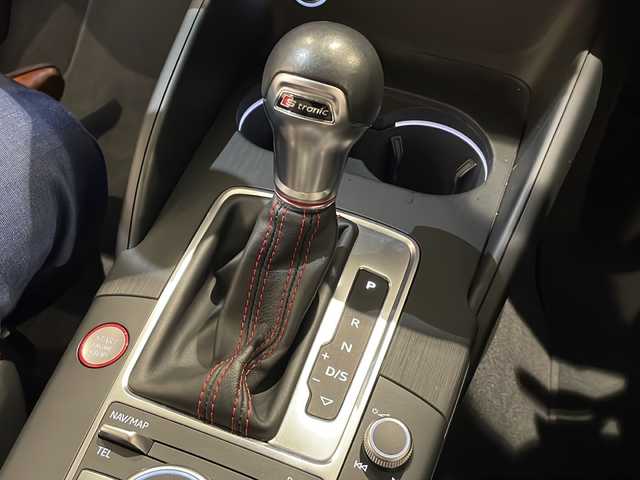 アウディ Ｓ３ スポーツバック 新潟県 2019(令1)年 3.6万km グレイシアホワイトメタリック オプション/マトリクスLEDヘッドライト/　フロントダイナミックターンインディケーター/カラードブレーキキャリパーレッド/アシスタンスパッケージ/-サイドアシスト/-アクティブレーンアシスト/-トラフィックジャムアシスト/-リヤクロストラフィックアシスト/-プレセンスベーシック/-ハイビームアシスト/主要装備/純正MMIナビ/(CD/DVD/Bluetooth.USB/フルセグTV)/バックカメラ/ETC2.0/アダプティブクルーズコントロール/ハーフレザーシート/パワーシート/シートヒーター/パドルシフト/純正18インチアルミホイール/コーナーセンサー