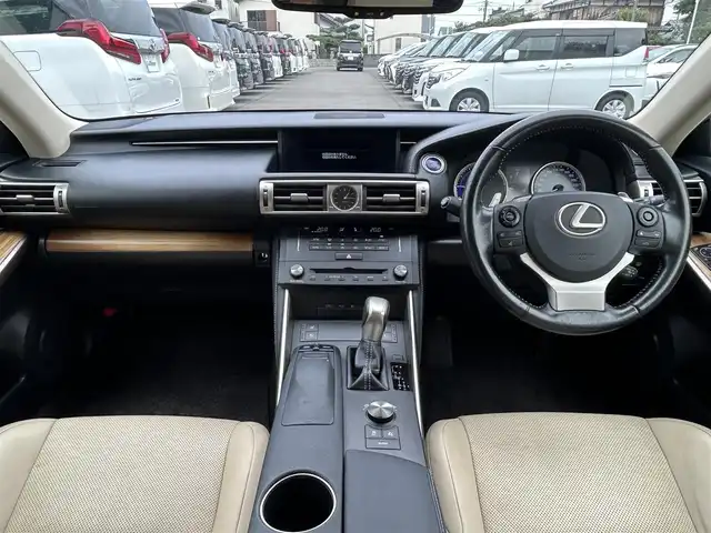 レクサス ＩＳ 300h バージョンL 大阪府 2015(平27)年 2.3万km ソニッククォーツ SDナビ（フルセグ/Bluetooth/CD/DVD)/バックカメラ/サンルーフ/レーダークルーズコントロール/ブラインドスポットモニター/横滑り防止装置/コーナーセンサー/パワーシート/シートヒーター/エアシーター/電動式リアブラインド/MTモード付/純正LEDライト/純正AW（17inch)/純正フロアマット/ビルトインETC/ステアリングスイッチ/スペアキー1本/取扱説明書/保証書