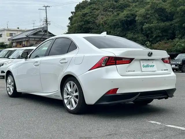 レクサス ＩＳ 300h バージョンL 大阪府 2015(平27)年 2.3万km ソニッククォーツ SDナビ（フルセグ/Bluetooth/CD/DVD)/バックカメラ/サンルーフ/レーダークルーズコントロール/ブラインドスポットモニター/横滑り防止装置/コーナーセンサー/パワーシート/シートヒーター/エアシーター/電動式リアブラインド/MTモード付/純正LEDライト/純正AW（17inch)/純正フロアマット/ビルトインETC/ステアリングスイッチ/スペアキー1本/取扱説明書/保証書