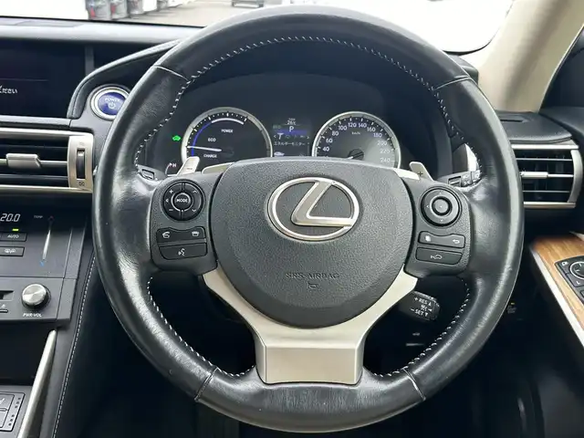 レクサス ＩＳ 300h バージョンL 大阪府 2015(平27)年 2.3万km ソニッククォーツ SDナビ（フルセグ/Bluetooth/CD/DVD)/バックカメラ/サンルーフ/レーダークルーズコントロール/ブラインドスポットモニター/横滑り防止装置/コーナーセンサー/パワーシート/シートヒーター/エアシーター/電動式リアブラインド/MTモード付/純正LEDライト/純正AW（17inch)/純正フロアマット/ビルトインETC/ステアリングスイッチ/スペアキー1本/取扱説明書/保証書