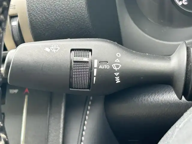 レクサス ＩＳ 300h バージョンL 大阪府 2015(平27)年 2.3万km ソニッククォーツ SDナビ（フルセグ/Bluetooth/CD/DVD)/バックカメラ/サンルーフ/レーダークルーズコントロール/ブラインドスポットモニター/横滑り防止装置/コーナーセンサー/パワーシート/シートヒーター/エアシーター/電動式リアブラインド/MTモード付/純正LEDライト/純正AW（17inch)/純正フロアマット/ビルトインETC/ステアリングスイッチ/スペアキー1本/取扱説明書/保証書