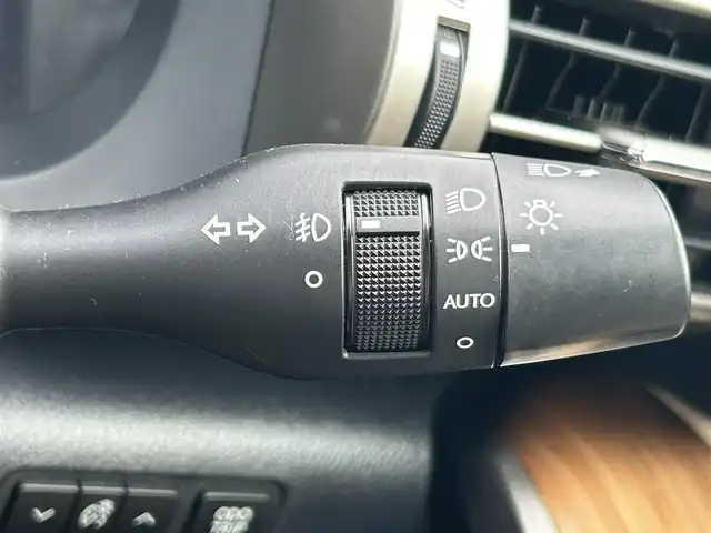 レクサス ＩＳ 300h バージョンL 大阪府 2015(平27)年 2.3万km ソニッククォーツ SDナビ（フルセグ/Bluetooth/CD/DVD)/バックカメラ/サンルーフ/レーダークルーズコントロール/ブラインドスポットモニター/横滑り防止装置/コーナーセンサー/パワーシート/シートヒーター/エアシーター/電動式リアブラインド/MTモード付/純正LEDライト/純正AW（17inch)/純正フロアマット/ビルトインETC/ステアリングスイッチ/スペアキー1本/取扱説明書/保証書