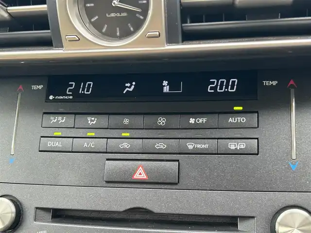 レクサス ＩＳ 300h バージョンL 大阪府 2015(平27)年 2.3万km ソニッククォーツ SDナビ（フルセグ/Bluetooth/CD/DVD)/バックカメラ/サンルーフ/レーダークルーズコントロール/ブラインドスポットモニター/横滑り防止装置/コーナーセンサー/パワーシート/シートヒーター/エアシーター/電動式リアブラインド/MTモード付/純正LEDライト/純正AW（17inch)/純正フロアマット/ビルトインETC/ステアリングスイッチ/スペアキー1本/取扱説明書/保証書