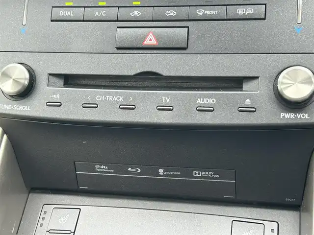 レクサス ＩＳ 300h バージョンL 大阪府 2015(平27)年 2.3万km ソニッククォーツ SDナビ（フルセグ/Bluetooth/CD/DVD)/バックカメラ/サンルーフ/レーダークルーズコントロール/ブラインドスポットモニター/横滑り防止装置/コーナーセンサー/パワーシート/シートヒーター/エアシーター/電動式リアブラインド/MTモード付/純正LEDライト/純正AW（17inch)/純正フロアマット/ビルトインETC/ステアリングスイッチ/スペアキー1本/取扱説明書/保証書