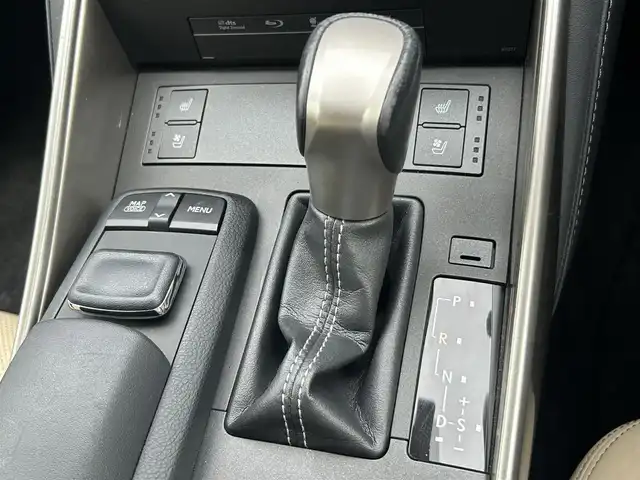 レクサス ＩＳ 300h バージョンL 大阪府 2015(平27)年 2.3万km ソニッククォーツ SDナビ（フルセグ/Bluetooth/CD/DVD)/バックカメラ/サンルーフ/レーダークルーズコントロール/ブラインドスポットモニター/横滑り防止装置/コーナーセンサー/パワーシート/シートヒーター/エアシーター/電動式リアブラインド/MTモード付/純正LEDライト/純正AW（17inch)/純正フロアマット/ビルトインETC/ステアリングスイッチ/スペアキー1本/取扱説明書/保証書