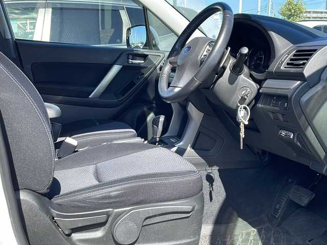 スバル フォレスター 2．0i－L 徳島県 2013(平25)年 10.3万km サテンホワイトパール 社外7インチナビ【AVIC-MRZ009】/（Bluetooth/フルセグ/CD/DVD/AM/FM）/クルーズコントロール/パドルシフト/HIDヘッドライト/ステアリングリモコン/純正AW/純正フロアマット/ドアバイザー/リモコンキー/スペアキー