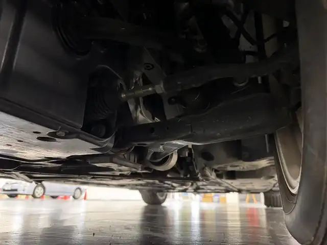 トヨタ クラウン ハイブリッド アスリートG 三重県 2013(平25)年 4.1万km ホワイトパールクリスタルシャイン ハイブリッド/FR/MTモード付フロアCVT/純正 8インチHDDナビ/（AM/FM/CD/DVD/HDDREC/USB/Bluetooth/AUX/TV）/バックガイドモニター/ドライブレコーダー前後/ビルトインETC/Toyota Safety Sense/・プリクラッシュセーフティ/・【OP】レーダークルコン*1/・【OP】インテリジェントクリアランスソナー［ICS］*1/・【OP】クリアランスソナー＆バックソナー*1/・VDIM（EBD付ABS＆VSC＆TRC＆EPS）/など/装備/・【OP】ムーンルーフ/・本革シート/・シートヒーター、ベンチレーション（D/N）/・パワーシート（D8way＋メモリー＆ランバーサポート/N4way）/・ステアリングヒーター/・雨滴感応式オートワイパー/・オートライト/・HIDヘッドランプ/・アダプティブハイビームシステム（インテリジェントAFS、ヘッドランプクリーナー付）/・左右独立オートエアコン（スイングレジスター付）/・ステアリングスイッチ/・電動チルト&テレスコピックステアリング/・プッシュスタート/・純正17inAW/・ステアリングスイッチ/・自動防眩インナーミラー/・保/取/ナビ取/・スマートキーx2、カードキーx1/・応急用スペアタイヤ/など