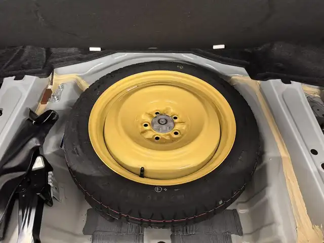 トヨタ クラウン ハイブリッド アスリートG 三重県 2013(平25)年 4.1万km ホワイトパールクリスタルシャイン ハイブリッド/FR/MTモード付フロアCVT/純正 8インチHDDナビ/（AM/FM/CD/DVD/HDDREC/USB/Bluetooth/AUX/TV）/バックガイドモニター/ドライブレコーダー前後/ビルトインETC/Toyota Safety Sense/・プリクラッシュセーフティ/・【OP】レーダークルコン*1/・【OP】インテリジェントクリアランスソナー［ICS］*1/・【OP】クリアランスソナー＆バックソナー*1/・VDIM（EBD付ABS＆VSC＆TRC＆EPS）/など/装備/・【OP】ムーンルーフ/・本革シート/・シートヒーター、ベンチレーション（D/N）/・パワーシート（D8way＋メモリー＆ランバーサポート/N4way）/・ステアリングヒーター/・雨滴感応式オートワイパー/・オートライト/・HIDヘッドランプ/・アダプティブハイビームシステム（インテリジェントAFS、ヘッドランプクリーナー付）/・左右独立オートエアコン（スイングレジスター付）/・ステアリングスイッチ/・電動チルト&テレスコピックステアリング/・プッシュスタート/・純正17inAW/・ステアリングスイッチ/・自動防眩インナーミラー/・保/取/ナビ取/・スマートキーx2、カードキーx1/・応急用スペアタイヤ/など