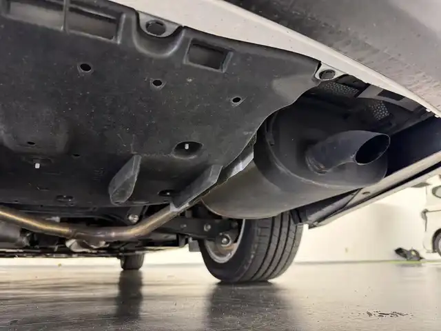 トヨタ クラウン ハイブリッド アスリートG 三重県 2013(平25)年 4.1万km ホワイトパールクリスタルシャイン ハイブリッド/FR/MTモード付フロアCVT/純正 8インチHDDナビ/（AM/FM/CD/DVD/HDDREC/USB/Bluetooth/AUX/TV）/バックガイドモニター/ドライブレコーダー前後/ビルトインETC/Toyota Safety Sense/・プリクラッシュセーフティ/・【OP】レーダークルコン*1/・【OP】インテリジェントクリアランスソナー［ICS］*1/・【OP】クリアランスソナー＆バックソナー*1/・VDIM（EBD付ABS＆VSC＆TRC＆EPS）/など/装備/・【OP】ムーンルーフ/・本革シート/・シートヒーター、ベンチレーション（D/N）/・パワーシート（D8way＋メモリー＆ランバーサポート/N4way）/・ステアリングヒーター/・雨滴感応式オートワイパー/・オートライト/・HIDヘッドランプ/・アダプティブハイビームシステム（インテリジェントAFS、ヘッドランプクリーナー付）/・左右独立オートエアコン（スイングレジスター付）/・ステアリングスイッチ/・電動チルト&テレスコピックステアリング/・プッシュスタート/・純正17inAW/・ステアリングスイッチ/・自動防眩インナーミラー/・保/取/ナビ取/・スマートキーx2、カードキーx1/・応急用スペアタイヤ/など