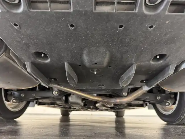 トヨタ クラウン ハイブリッド アスリートG 三重県 2013(平25)年 4.1万km ホワイトパールクリスタルシャイン ハイブリッド/FR/MTモード付フロアCVT/純正 8インチHDDナビ/（AM/FM/CD/DVD/HDDREC/USB/Bluetooth/AUX/TV）/バックガイドモニター/ドライブレコーダー前後/ビルトインETC/Toyota Safety Sense/・プリクラッシュセーフティ/・【OP】レーダークルコン*1/・【OP】インテリジェントクリアランスソナー［ICS］*1/・【OP】クリアランスソナー＆バックソナー*1/・VDIM（EBD付ABS＆VSC＆TRC＆EPS）/など/装備/・【OP】ムーンルーフ/・本革シート/・シートヒーター、ベンチレーション（D/N）/・パワーシート（D8way＋メモリー＆ランバーサポート/N4way）/・ステアリングヒーター/・雨滴感応式オートワイパー/・オートライト/・HIDヘッドランプ/・アダプティブハイビームシステム（インテリジェントAFS、ヘッドランプクリーナー付）/・左右独立オートエアコン（スイングレジスター付）/・ステアリングスイッチ/・電動チルト&テレスコピックステアリング/・プッシュスタート/・純正17inAW/・ステアリングスイッチ/・自動防眩インナーミラー/・保/取/ナビ取/・スマートキーx2、カードキーx1/・応急用スペアタイヤ/など