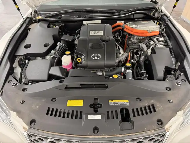 トヨタ クラウン ハイブリッド アスリートG 三重県 2013(平25)年 4.1万km ホワイトパールクリスタルシャイン ハイブリッド/FR/MTモード付フロアCVT/純正 8インチHDDナビ/（AM/FM/CD/DVD/HDDREC/USB/Bluetooth/AUX/TV）/バックガイドモニター/ドライブレコーダー前後/ビルトインETC/Toyota Safety Sense/・プリクラッシュセーフティ/・【OP】レーダークルコン*1/・【OP】インテリジェントクリアランスソナー［ICS］*1/・【OP】クリアランスソナー＆バックソナー*1/・VDIM（EBD付ABS＆VSC＆TRC＆EPS）/など/装備/・【OP】ムーンルーフ/・本革シート/・シートヒーター、ベンチレーション（D/N）/・パワーシート（D8way＋メモリー＆ランバーサポート/N4way）/・ステアリングヒーター/・雨滴感応式オートワイパー/・オートライト/・HIDヘッドランプ/・アダプティブハイビームシステム（インテリジェントAFS、ヘッドランプクリーナー付）/・左右独立オートエアコン（スイングレジスター付）/・ステアリングスイッチ/・電動チルト&テレスコピックステアリング/・プッシュスタート/・純正17inAW/・ステアリングスイッチ/・自動防眩インナーミラー/・保/取/ナビ取/・スマートキーx2、カードキーx1/・応急用スペアタイヤ/など