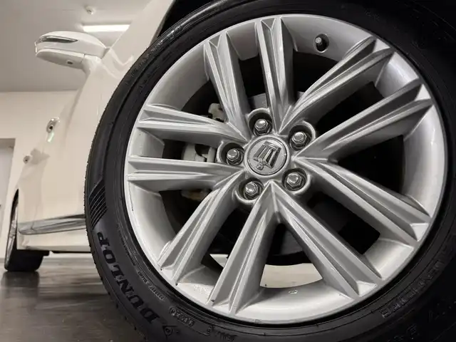 トヨタ クラウン ハイブリッド アスリートG 三重県 2013(平25)年 4.1万km ホワイトパールクリスタルシャイン ハイブリッド/FR/MTモード付フロアCVT/純正 8インチHDDナビ/（AM/FM/CD/DVD/HDDREC/USB/Bluetooth/AUX/TV）/バックガイドモニター/ドライブレコーダー前後/ビルトインETC/Toyota Safety Sense/・プリクラッシュセーフティ/・【OP】レーダークルコン*1/・【OP】インテリジェントクリアランスソナー［ICS］*1/・【OP】クリアランスソナー＆バックソナー*1/・VDIM（EBD付ABS＆VSC＆TRC＆EPS）/など/装備/・【OP】ムーンルーフ/・本革シート/・シートヒーター、ベンチレーション（D/N）/・パワーシート（D8way＋メモリー＆ランバーサポート/N4way）/・ステアリングヒーター/・雨滴感応式オートワイパー/・オートライト/・HIDヘッドランプ/・アダプティブハイビームシステム（インテリジェントAFS、ヘッドランプクリーナー付）/・左右独立オートエアコン（スイングレジスター付）/・ステアリングスイッチ/・電動チルト&テレスコピックステアリング/・プッシュスタート/・純正17inAW/・ステアリングスイッチ/・自動防眩インナーミラー/・保/取/ナビ取/・スマートキーx2、カードキーx1/・応急用スペアタイヤ/など