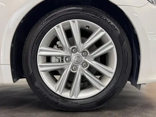 トヨタ クラウン ハイブリッド アスリートG 三重県 2013(平25)年 4.1万km ホワイトパールクリスタルシャイン ハイブリッド/FR/MTモード付フロアCVT/純正 8インチHDDナビ/（AM/FM/CD/DVD/HDDREC/USB/Bluetooth/AUX/TV）/バックガイドモニター/ドライブレコーダー前後/ビルトインETC/Toyota Safety Sense/・プリクラッシュセーフティ/・【OP】レーダークルコン*1/・【OP】インテリジェントクリアランスソナー［ICS］*1/・【OP】クリアランスソナー＆バックソナー*1/・VDIM（EBD付ABS＆VSC＆TRC＆EPS）/など/装備/・【OP】ムーンルーフ/・本革シート/・シートヒーター、ベンチレーション（D/N）/・パワーシート（D8way＋メモリー＆ランバーサポート/N4way）/・ステアリングヒーター/・雨滴感応式オートワイパー/・オートライト/・HIDヘッドランプ/・アダプティブハイビームシステム（インテリジェントAFS、ヘッドランプクリーナー付）/・左右独立オートエアコン（スイングレジスター付）/・ステアリングスイッチ/・電動チルト&テレスコピックステアリング/・プッシュスタート/・純正17inAW/・ステアリングスイッチ/・自動防眩インナーミラー/・保/取/ナビ取/・スマートキーx2、カードキーx1/・応急用スペアタイヤ/など