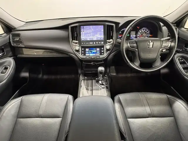 トヨタ クラウン ハイブリッド アスリートG 三重県 2013(平25)年 4.1万km ホワイトパールクリスタルシャイン ハイブリッド/FR/MTモード付フロアCVT/純正 8インチHDDナビ/（AM/FM/CD/DVD/HDDREC/USB/Bluetooth/AUX/TV）/バックガイドモニター/ドライブレコーダー前後/ビルトインETC/Toyota Safety Sense/・プリクラッシュセーフティ/・【OP】レーダークルコン*1/・【OP】インテリジェントクリアランスソナー［ICS］*1/・【OP】クリアランスソナー＆バックソナー*1/・VDIM（EBD付ABS＆VSC＆TRC＆EPS）/など/装備/・【OP】ムーンルーフ/・本革シート/・シートヒーター、ベンチレーション（D/N）/・パワーシート（D8way＋メモリー＆ランバーサポート/N4way）/・ステアリングヒーター/・雨滴感応式オートワイパー/・オートライト/・HIDヘッドランプ/・アダプティブハイビームシステム（インテリジェントAFS、ヘッドランプクリーナー付）/・左右独立オートエアコン（スイングレジスター付）/・ステアリングスイッチ/・電動チルト&テレスコピックステアリング/・プッシュスタート/・純正17inAW/・ステアリングスイッチ/・自動防眩インナーミラー/・保/取/ナビ取/・スマートキーx2、カードキーx1/・応急用スペアタイヤ/など