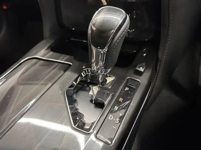 トヨタ クラウン ハイブリッド アスリートG 三重県 2013(平25)年 4.1万km ホワイトパールクリスタルシャイン ハイブリッド/FR/MTモード付フロアCVT/純正 8インチHDDナビ/（AM/FM/CD/DVD/HDDREC/USB/Bluetooth/AUX/TV）/バックガイドモニター/ドライブレコーダー前後/ビルトインETC/Toyota Safety Sense/・プリクラッシュセーフティ/・【OP】レーダークルコン*1/・【OP】インテリジェントクリアランスソナー［ICS］*1/・【OP】クリアランスソナー＆バックソナー*1/・VDIM（EBD付ABS＆VSC＆TRC＆EPS）/など/装備/・【OP】ムーンルーフ/・本革シート/・シートヒーター、ベンチレーション（D/N）/・パワーシート（D8way＋メモリー＆ランバーサポート/N4way）/・ステアリングヒーター/・雨滴感応式オートワイパー/・オートライト/・HIDヘッドランプ/・アダプティブハイビームシステム（インテリジェントAFS、ヘッドランプクリーナー付）/・左右独立オートエアコン（スイングレジスター付）/・ステアリングスイッチ/・電動チルト&テレスコピックステアリング/・プッシュスタート/・純正17inAW/・ステアリングスイッチ/・自動防眩インナーミラー/・保/取/ナビ取/・スマートキーx2、カードキーx1/・応急用スペアタイヤ/など