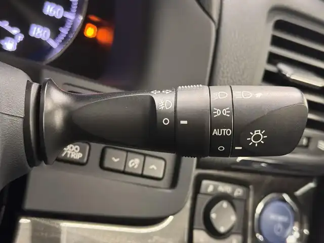 トヨタ クラウン ハイブリッド アスリートG 三重県 2013(平25)年 4.1万km ホワイトパールクリスタルシャイン ハイブリッド/FR/MTモード付フロアCVT/純正 8インチHDDナビ/（AM/FM/CD/DVD/HDDREC/USB/Bluetooth/AUX/TV）/バックガイドモニター/ドライブレコーダー前後/ビルトインETC/Toyota Safety Sense/・プリクラッシュセーフティ/・【OP】レーダークルコン*1/・【OP】インテリジェントクリアランスソナー［ICS］*1/・【OP】クリアランスソナー＆バックソナー*1/・VDIM（EBD付ABS＆VSC＆TRC＆EPS）/など/装備/・【OP】ムーンルーフ/・本革シート/・シートヒーター、ベンチレーション（D/N）/・パワーシート（D8way＋メモリー＆ランバーサポート/N4way）/・ステアリングヒーター/・雨滴感応式オートワイパー/・オートライト/・HIDヘッドランプ/・アダプティブハイビームシステム（インテリジェントAFS、ヘッドランプクリーナー付）/・左右独立オートエアコン（スイングレジスター付）/・ステアリングスイッチ/・電動チルト&テレスコピックステアリング/・プッシュスタート/・純正17inAW/・ステアリングスイッチ/・自動防眩インナーミラー/・保/取/ナビ取/・スマートキーx2、カードキーx1/・応急用スペアタイヤ/など