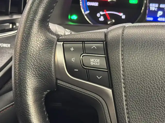 トヨタ クラウン ハイブリッド アスリートG 三重県 2013(平25)年 4.1万km ホワイトパールクリスタルシャイン ハイブリッド/FR/MTモード付フロアCVT/純正 8インチHDDナビ/（AM/FM/CD/DVD/HDDREC/USB/Bluetooth/AUX/TV）/バックガイドモニター/ドライブレコーダー前後/ビルトインETC/Toyota Safety Sense/・プリクラッシュセーフティ/・【OP】レーダークルコン*1/・【OP】インテリジェントクリアランスソナー［ICS］*1/・【OP】クリアランスソナー＆バックソナー*1/・VDIM（EBD付ABS＆VSC＆TRC＆EPS）/など/装備/・【OP】ムーンルーフ/・本革シート/・シートヒーター、ベンチレーション（D/N）/・パワーシート（D8way＋メモリー＆ランバーサポート/N4way）/・ステアリングヒーター/・雨滴感応式オートワイパー/・オートライト/・HIDヘッドランプ/・アダプティブハイビームシステム（インテリジェントAFS、ヘッドランプクリーナー付）/・左右独立オートエアコン（スイングレジスター付）/・ステアリングスイッチ/・電動チルト&テレスコピックステアリング/・プッシュスタート/・純正17inAW/・ステアリングスイッチ/・自動防眩インナーミラー/・保/取/ナビ取/・スマートキーx2、カードキーx1/・応急用スペアタイヤ/など