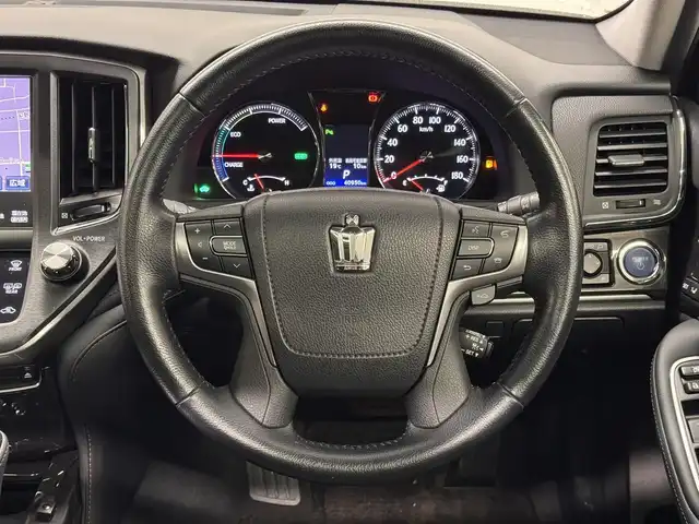 トヨタ クラウン ハイブリッド アスリートG 三重県 2013(平25)年 4.1万km ホワイトパールクリスタルシャイン ハイブリッド/FR/MTモード付フロアCVT/純正 8インチHDDナビ/（AM/FM/CD/DVD/HDDREC/USB/Bluetooth/AUX/TV）/バックガイドモニター/ドライブレコーダー前後/ビルトインETC/Toyota Safety Sense/・プリクラッシュセーフティ/・【OP】レーダークルコン*1/・【OP】インテリジェントクリアランスソナー［ICS］*1/・【OP】クリアランスソナー＆バックソナー*1/・VDIM（EBD付ABS＆VSC＆TRC＆EPS）/など/装備/・【OP】ムーンルーフ/・本革シート/・シートヒーター、ベンチレーション（D/N）/・パワーシート（D8way＋メモリー＆ランバーサポート/N4way）/・ステアリングヒーター/・雨滴感応式オートワイパー/・オートライト/・HIDヘッドランプ/・アダプティブハイビームシステム（インテリジェントAFS、ヘッドランプクリーナー付）/・左右独立オートエアコン（スイングレジスター付）/・ステアリングスイッチ/・電動チルト&テレスコピックステアリング/・プッシュスタート/・純正17inAW/・ステアリングスイッチ/・自動防眩インナーミラー/・保/取/ナビ取/・スマートキーx2、カードキーx1/・応急用スペアタイヤ/など